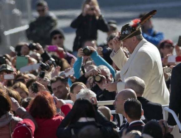 A man in the crowd handed the Pope a hat. He went ahead and wore it