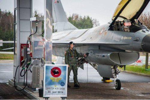 fighter jet had to make an emergency landing to refuel 