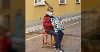 Viral Video Shows 81-Year Old Italian Man Playing Accordion To Wife Outside Her Hospital Room