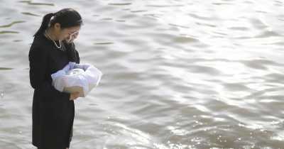 Daughter Claims That Her Mom’s Ashes Spell Out An Emotional Message For Family In The Water